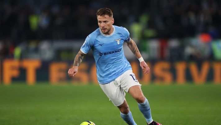 ROME, ITALY - FEBRUARY 27: Ciro Immobile of SS Lazio holds the ball during the Serie A match between SS Lazio and UC Sampdoria at Stadio Olimpico on February 27, 2023 in Rome, Italy. (Photo by Paolo Bruno/Getty Images) Gazzetta boccia Immobile, arriva l’insufficienza in pagella: “Si divora tre palle gol” - immagine 1