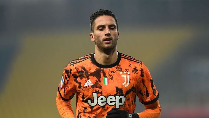 PARMA, ITALY - DECEMBER 19: Rodrigo Bentancur of Juventus looks on during the Serie A match between Parma Calcio and Juventus at Stadio Ennio Tardini on December 19, 2020 in Parma, Italy. Sporting stadiums around Italy remain under strict restrictions due to the Coronavirus Pandemic as Government social distancing laws prohibit fans inside venues resulting in games being played behind closed doors. (Photo by Alessandro Sabattini/Getty Images) Bentancur, lo scambio tra Juve e Atlético: cosa c’è di vero con il Cholo Simeone - immagine 1