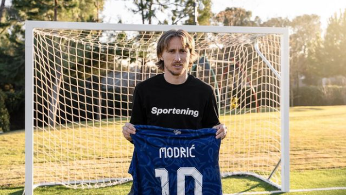 Modric mette in palio la sua maglietta autografata: fan scatenati su Instagram Modric mette in palio la sua maglietta autografata: fan scatenati su Instagram - immagine 1