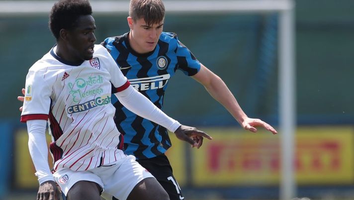 MILAN, ITALY - APRIL 24: Andrea Moretti of FC Internazionale competes for the ball with Zito Luvumbo of Cagliari Calcio during the Primavera 1 TIM match between FC Internazionale U19 and Cagliari U19 at Suning Youth Development Centre in memory of Giacinto Facchetti on April 24, 2021 in Milan, Italy. (Photo by Emilio Andreoli - Inter/Inter via Getty Images) Luvumbo, la Fiorentina insiste. Ma quanta concorrenza dalla A - immagine 1