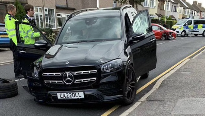 Andy Carroll crash, la Mercedes distrutta in un terribile incidente: giocatore stordito e scioccato - immagine 1