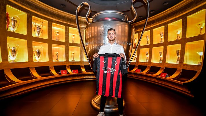 Diogo Dalot, nuovo acquisto del Milan (credits: acmilan.com) 