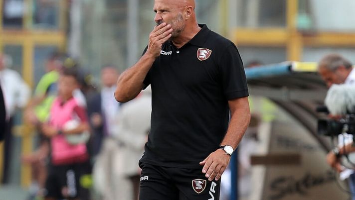 SALERNO, ITALY - AUGUST 25: Coach of US Salernitana Stefano Colantuono gestures during the Serie B match between US Salernitana and US Citta di Palermo on August 25, 2018 in Salerno, Italy. (Photo by Francesco Pecoraro/Getty Images) UFFICIALE – La Salernitana ha preso Colantuono dopo l’esonero di Castori - immagine 1