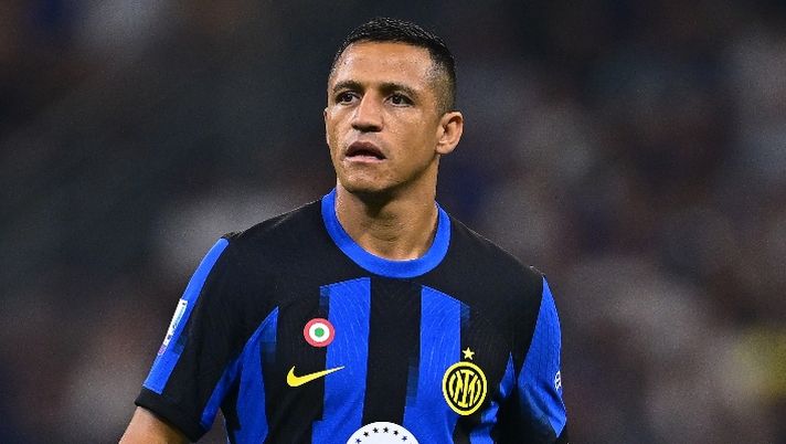 Gazzetta: “Sanchez, diverse offerte ma lui vuole restare. L’Inter prenderà una punta se…” - immagine 1