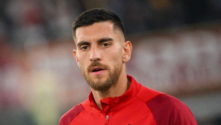 ROME, ITALY - FEBRUARY 22: AS Roma player Lorenzo Pellegrini warm-up prior to the UEFA Europa League 2023/24 knockout round play-offs second leg match between AS Roma and Feyenoord at Stadio Olimpico on February 22, 2024 in Rome, Italy. (Photo by Fabio Rossi/AS Roma via Getty Images) NEWS – Bajrami, Niang, Sommer, Dia, Retegui, Osimhen, Samardzic, Zaccagni, Pellegrini: le novità - immagine 1