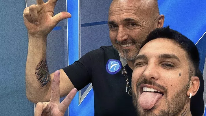 Luciano Spalletti si è fatto tatuare da Valentino Russo il terzo scudetto: una dimostrazione del suo amore per Napoli essendo anche il primo tatuaggio della sua vita.