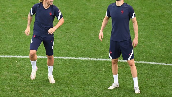 BUCHAREST, ROMANIA - JUNE 27: Antoine Griezmann (L) and Karim Benzema of France warm up during the Switzerland Training Session ahead of the UEFA Euro 2020 Round of 16 match between France and Switzerland at National Arena on June 27, 2021 in Bucharest, Romania. (Photo by Mihai Barbu - Pool/Getty Images) Rivelazioni dalla Francia: Griezmann non voleva Benzema di nuovo in nazionale…per questioni di follower! - immagine 1