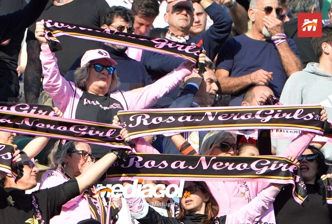 FOTOTIFO Palermo-Como 3-0, gli scatti ai tifosi al “Renzo Barbera” (GALLERY) - immagine 96