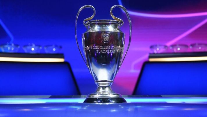 This picture shows the UEFA Champions League trophy prior to the draw for the 2021/2022 European football tournament in Istanbul on August 26, 2021. (Photo by OZAN KOSE / AFP) (Photo by OZAN KOSE/AFP via Getty Images) UEFA, le sanzioni ufficiali per il FPF: multe a Inter, Juventus, Roma e Milan - immagine 1