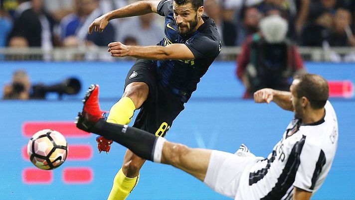 Inter Milan's forward Antonio Candreva (L) vies with Juventus' defender Giorgio Chiellini during the Italian Serie A football match Inter Milan vs Juventus on September 18, 2016 at the 'San Siro Stadium' in Milan. / AFP / MARCO BERTORELLO (Photo credit should read MARCO BERTORELLO/AFP/Getty Images) INTER – Pioli riabbriaccia Candreva: nessun problema per il derby - immagine 1