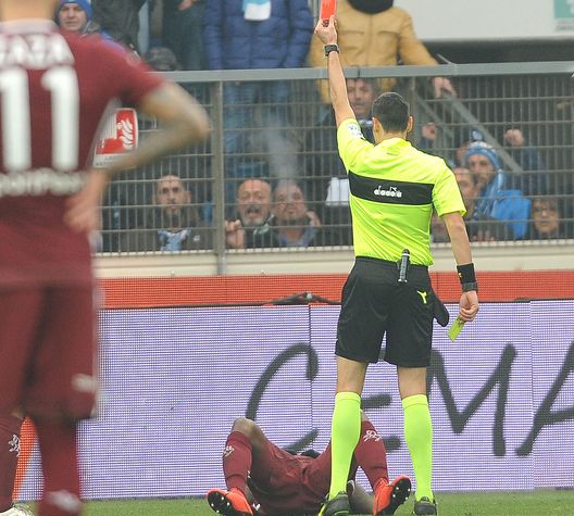 FERRARA, ITALY - FEBRUARY 03: Referee Maurizio Mariani shows a red card to Nicolas Nkolou during the Serie A match between SPAL and Torino FC at Stadio Paolo Mazza on February 03, 2019 in Ferrara, Italy. (Photo by Mario Carlini / Iguana Press/Getty Images) 