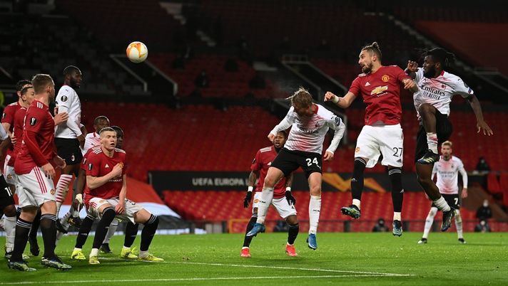 MANCHESTER, ENGLAND - MARCH 11: Simon Kjaer of A.C. Milan scores their team's first goal under pressure from Alex Telles of Manchester United during the UEFA Europa League Round of 16 First Leg match between Manchester United and A.C. Milan at Old Trafford on March 11, 2021 in Manchester, England. Sporting stadiums around the UK remain under strict restrictions due to the Coronavirus Pandemic as Government social distancing laws prohibit fans inside venues resulting in games being played behind closed doors. (Photo by Laurence Griffiths/Getty Images) MANCHESTER, ENGLAND - MARCH 11: Simon Kjaer of A.C. Milan scores their team's first goal under pressure from Alex Telles of Manchester United during the UEFA Europa League Round of 16 First Leg match between Manchester United and A.C. Milan at Old Trafford on March 11, 2021 in Manchester, England. Sporting stadiums around the UK remain under strict restrictions due to the Coronavirus Pandemic as Government social distancing laws prohibit fans inside venues resulting in games being played behind closed doors. (Photo by Laurence Griffiths/Getty Images)