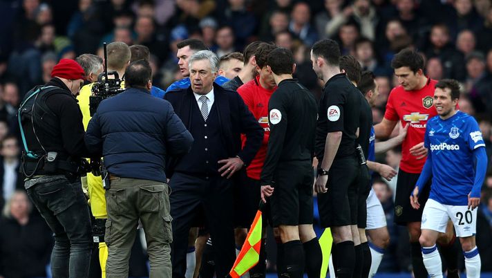 LIVERPOOL, ENGLAND - MARCH 01: Carlo Ancelotti, Manager of Everton confronts Referee Chris Kavanagh during the Premier League match between Everton FC and Manchester United at Goodison Park on March 01, 2020 in Liverpool, United Kingdom. (Photo by Jan Kruger/Getty Images) 
