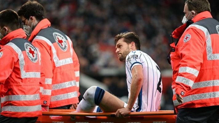 Atalanta's Italian defender Rafael Toloi is is stretchered off injured during the UEFA Europa League Last 16, 2nd-leg football match Bayer 04 Leverkusen v Atalanta in Leverkusen, western Germany, on March 17, 2022. (Photo by INA FASSBENDER / AFP) (Photo by INA FASSBENDER/AFP via Getty Images) Atalanta, confermato il nuovo stop per Toloi. Le ultime su Freuler e Djimsiti - immagine 1