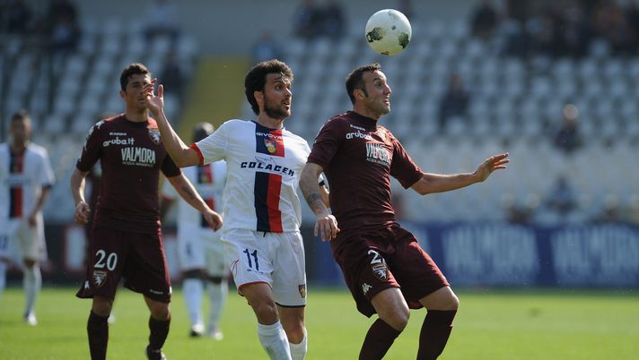 TURIN, ITALY - MARCH 24:  Alessandro Parisi (R) of Torino FC is challenged by Tomas Guzman of AS Gubbio during the Serie B match between Torino FC and AS Gubbio at Olimpico Stadium on March 24, 2012 in Turin, Italy.  (Photo by Valerio Pennicino/Getty Images) 