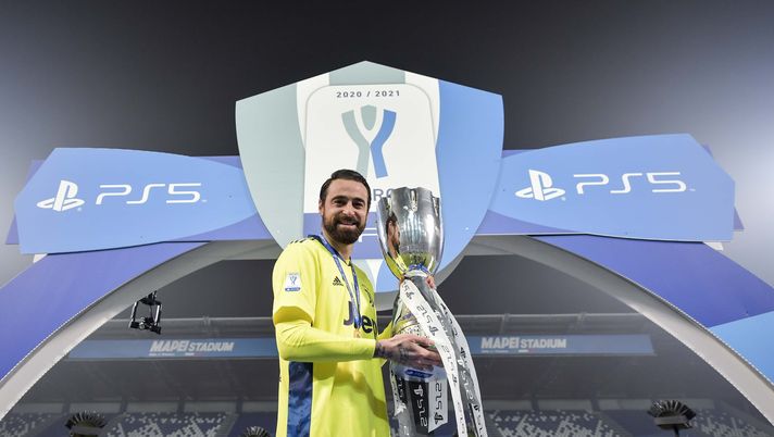 REGGIO NELL'EMILIA, ITALY - JANUARY 20: Carlo Pinsoglio of Juventus celebrates with the trophy after winning the Italian PS5 Supercup after the Italian PS5 Supercup match between Juventus and SSC Napoli at Mapei Stadium - Citta' del Tricolore on January 20, 2021 in Reggio nell'Emilia, Italy. (Photo by Daniele Badolato - Juventus FC/Juventus FC via Getty Images) Riserva a chi? Ecco i secondi e terzi portieri con la bacheca strapiena- immagine 2