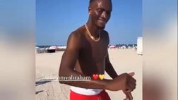 VIDEO – Tifoso della Roma incontra Abraham. Tammy reagisce con una mano sul cuore