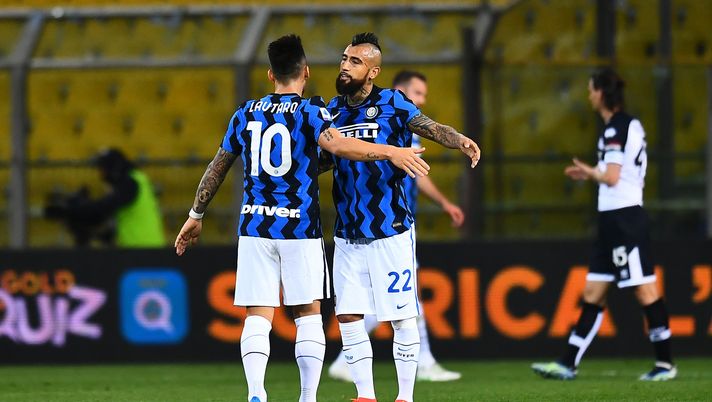 PARMA, ITALY - MARCH 04: Lautaro Martinez and Arturo Vidal of FC Internazionale celebrate following their team's victory in the Serie A match between Parma Calcio and FC Internazionale at Stadio Ennio Tardini on March 04, 2021 in Parma, Italy. Sporting stadiums around Italy remain under strict restrictions due to the Coronavirus Pandemic as Government social distancing laws prohibit fans inside venues resulting in games being played behind closed doors. (Photo by Alessandro Sabattini/Getty Images) 