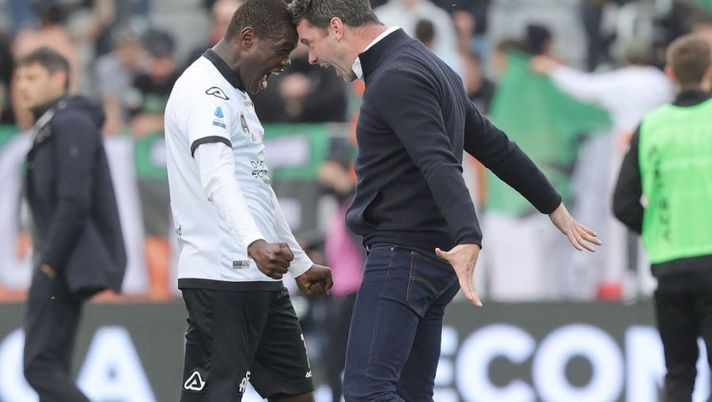 LA SPEZIA, ITALY - APRIL 02: Emmanuel Quartsin Gyasi of Spezia Calcio celebrates the victory during the Serie A match between Spezia Calcio and Venezia FC at Stadio Alberto Picco on April 2, 2022 in La Spezia, Italy. (Photo by Gabriele Maltinti/Getty Images) Voti fantacalcio: Gyasi super, bene Erlic e Aramu! Flop Caldara, delude Agudelo - immagine 1