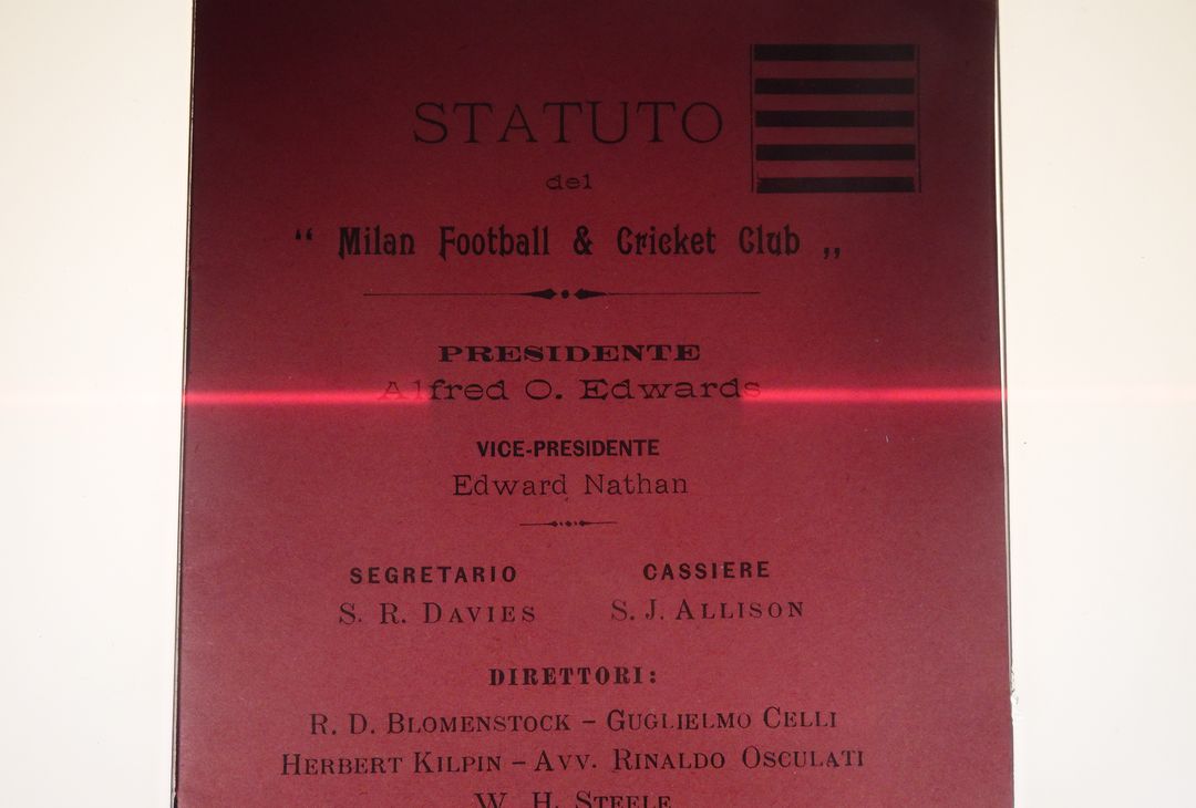 Un dettaglio dello statuto del Milan