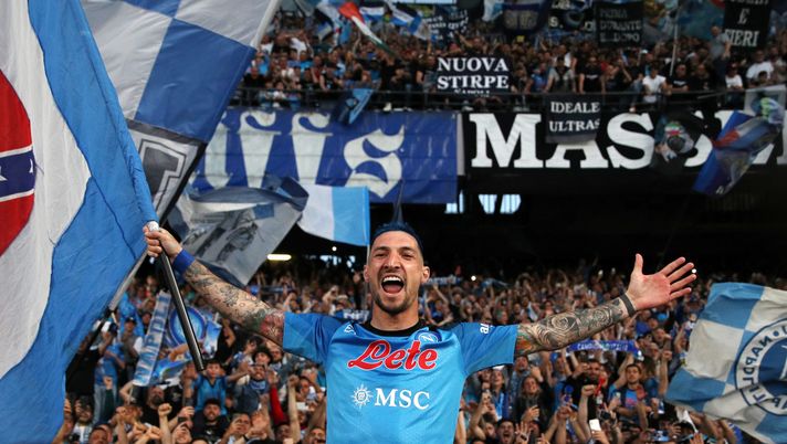NAPLES, ITALY - MAY 07: Matteo Politano of SSC Napoli celebrates victory after the Serie A match between SSC Napoli and ACF Fiorentina at Stadio Diego Armando Maradona on May 07, 2023 in Naples, Italy. (Photo by Francesco Pecoraro/Getty Images) politano