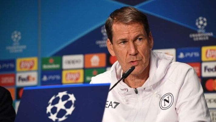 BERLIN, GERMANY - OCTOBER 23: Rudi Garcìa speaks at a press conference for Napoli at Olympiastadion on October 23, 2023 in Berlin, Germany. (Photo by SSC NAPOLI/SSC NAPOLI via Getty Images) Garcia: “Con De Laurentiis non è cambiato nulla, per domani ho pochi dubbi. Kvara…” - immagine 1