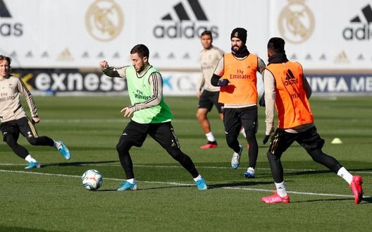 "Non rischieremo Hazard", ha detto Zidane ma la foto dell'allenamento pre-derby del Twitter @realmadrid è proprio di Hazard... "Non rischieremo Hazard", ha detto Zidane ma la foto dell'allenamento pre-derby del Twitter @realmadrid è proprio di Hazard...