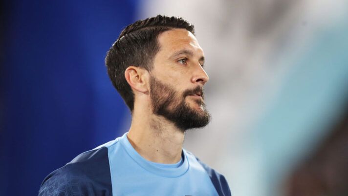 ROME, ITALY - APRIL 08: Luis Alberto of SS Lazio looks on prior to the Serie A match between SS Lazio and Juventus at Stadio Olimpico on April 08, 2023 in Rome, Italy. (Photo by Paolo Bruno/Getty Images) Agente Luis Alberto: “Ecco perché ora non può giocare: la verità tra rinnovo, firma, bonus, Arabia…” - immagine 1