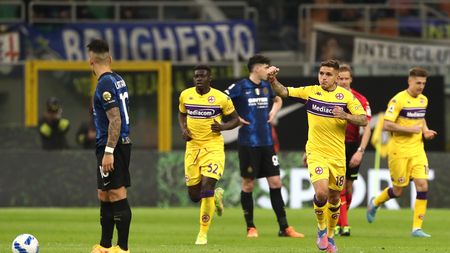 MILAN, ITALY - MARCH 19: Lucas Torreira of Fiorentina celebrates after scoring their team's first goal during the Serie A match between FC Internazionale and ACF Fiorentina at Stadio Giuseppe Meazza on March 19, 2022 in Milan, Italy. (Photo by Marco Luzzani/Getty Images) MILAN, ITALY - MARCH 19: Lucas Torreira of Fiorentina celebrates after scoring their team's first goal during the Serie A match between FC Internazionale and ACF Fiorentina at Stadio Giuseppe Meazza on March 19, 2022 in Milan, Italy. (Photo by Marco Luzzani/Getty Images)