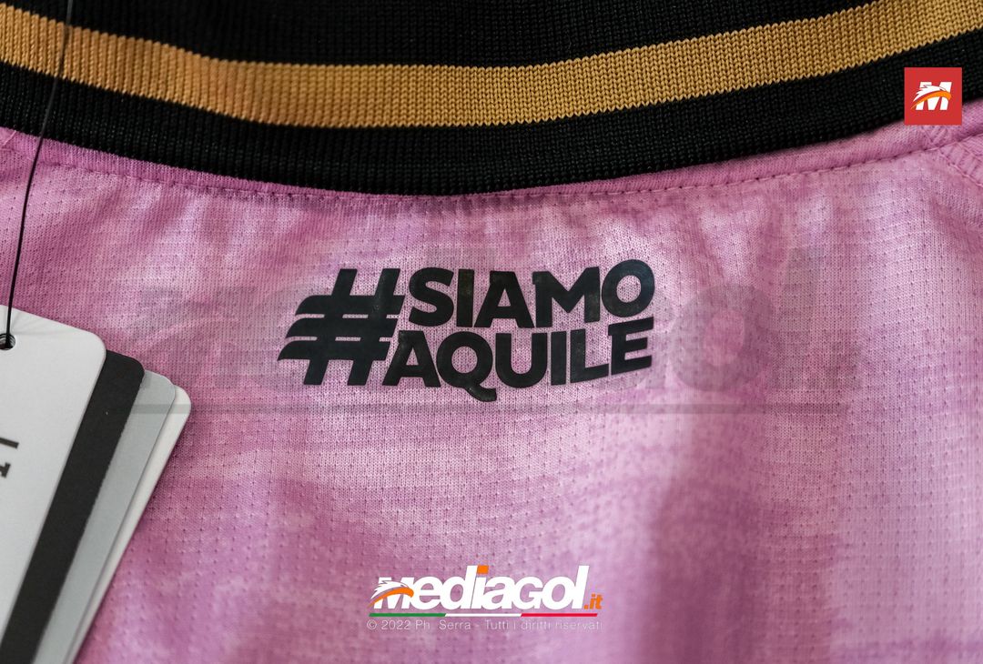 FOTO PALERMO, al via la vendita delle maglie del Palermo 22/23 (Gallery) - immagine 5