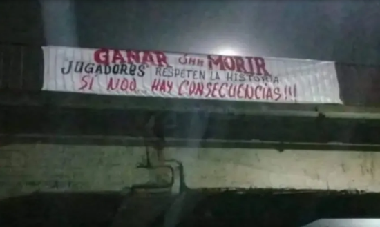 Derby di Avellaneda, Independiente: striscioni con minacce ai giocatori in vista del Clásico con il Racing- immagine 3