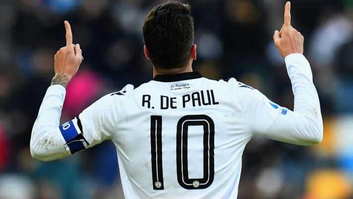 UDINE, ITALY - JANUARY 12: Rodrigo De Paul of Udinese Calcio celebrates after scoring his team third goal during the Serie A match between Udinese Calcio and US Sassuolo at Stadio Friuli on January 12, 2020 in Udine, Italy. (Photo by Alessandro Sabattini/Getty Images) Centrocampisti, chi schierare alla 26ma: top, scommesse e sconsigliati- immagine 1