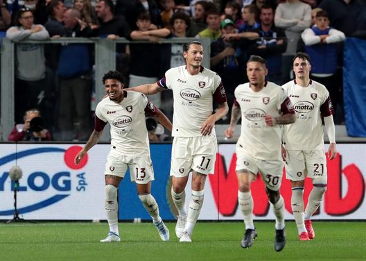 BERGAMO, ITALY - MAY 02: Ederson of US Salernitana celebrates scoring their side's first goal with teammates during the Serie A match between Atalanta BC and US Salernitana at Gewiss Stadium on May 02, 2022 in Bergamo, Italy. (Photo by Emilio Andreoli/Getty Images) Iervolino: “In tanti mi hanno chiesto Ederson, ma voglio tenerlo. Djuric…”- immagine 2