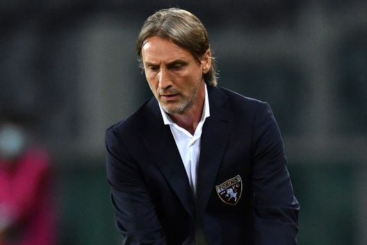 TURIN, ITALY - MAY 12: Davide Nicola, Head Coach of Torino FC attempts to catch the match ball during the Serie A match between Torino FC and AC Milan at Stadio Olimpico di Torino on May 12, 2021 in Turin, Italy. Sporting stadiums around Italy remain under strict restrictions due to the Coronavirus Pandemic as Government social distancing laws prohibit fans inside venues resulting in games being played behind closed doors. (Photo by Valerio Pennicino/Getty Images) TURIN, ITALY - MAY 12: Davide Nicola, Head Coach of Torino FC attempts to catch the match ball during the Serie A match between Torino FC and AC Milan at Stadio Olimpico di Torino on May 12, 2021 in Turin, Italy. Sporting stadiums around Italy remain under strict restrictions due to the Coronavirus Pandemic as Government social distancing laws prohibit fans inside venues resulting in games being played behind closed doors. (Photo by Valerio Pennicino/Getty Images)