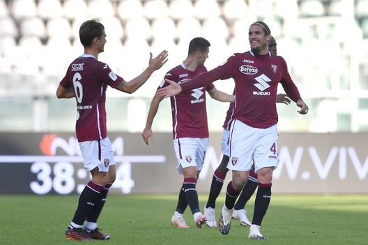  TURIN, ITALY - OCTOBER 28: Vojnovic Lyanco (R) of Torino FC celebrates a goal with team mates during the Coppa Italia match between Torino FC and US Lecce at Stadio Olimpico Grande Torino on October 28, 2020 in Turin, Italy. (Photo by Valerio Pennicino/Getty Images) 