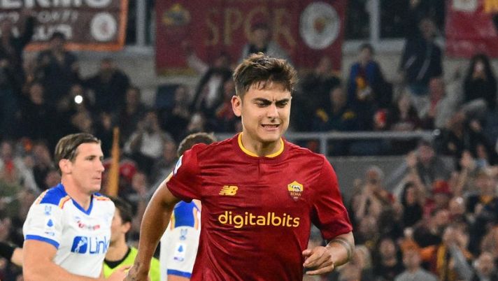 AS Roma's Argentinian forward Paulo Dybala reacts, due to an injury, after scoring a penalty kicks during the Italian Serie A football match between AS Roma and Lecce at the Olympic stadium in Rome on October 9, 2022. (Photo by Vincenzo PINTO / AFP) (Photo by VINCENZO PINTO/AFP via Getty Images) Tiago Pinto: “Rientro Dybala? È molto positivo e motivato. Tare non merita risposta” - immagine 1