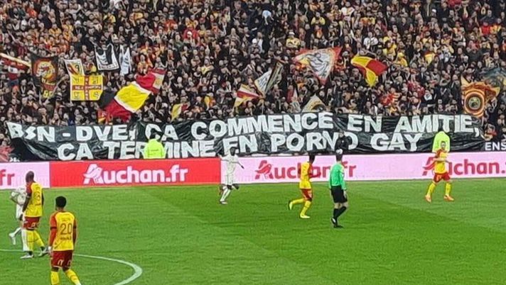Derby del Nord, a Lens striscione anti-Lille a tinte porno gay: “No all’omofobia!” - immagine 1