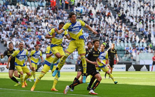 TURIN, ITALY - MAY 01: Dusan Vlahovic of Juventus heads the ball during the Serie A match between Juventus and Venezia FC at Allianz Stadium on May 01, 2022 in Turin, Italy. (Photo by Chris Ricco - Juventus FC/Juventus FC via Getty Images) Non solo in Italia, anche in America bocciano il matrimonio Juventus-Vlahovic- immagine 2