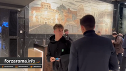 VIDEO – Baldanzi è arrivato a Roma: entra in un hotel dell’Eur a due passi da Trigoria