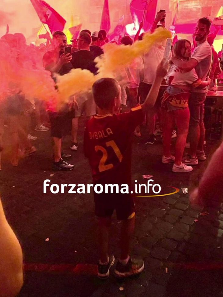 La Roma compie 95 anni, il Pantheon è giallorosso. Poi coreografia a Castel Sant’Angelo- immagine 3