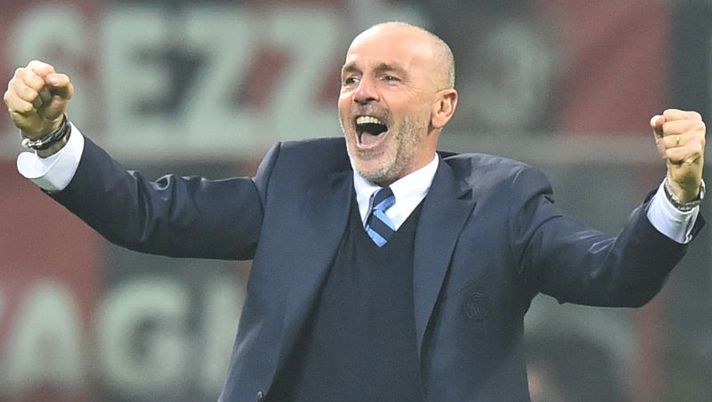 Inter Milan's coach Stefano Pioli celebrates during the Italian Serie A football match AC Milan Vs Inter Milan on November 20, 2016 at the 'San Siro Stadium' in Milan. / AFP / GIUSEPPE CACACE (Photo credit should read GIUSEPPE CACACE/AFP/Getty Images) Pioli: “Perisic può diventare un fenomeno, Candreva un top player! Gabigol, Icardi e Brozovic…” - immagine 1