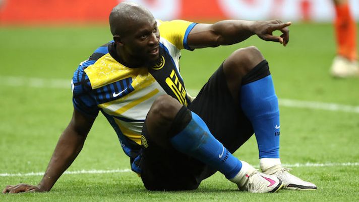 MILAN, ITALY - MAY 12: Romelu Lukaku of FC Internazionale celebrates after scoring their sides third goal during the Serie A match between FC Internazionale and AS Roma at Stadio Giuseppe Meazza on May 12, 2021 in Milan, Italy. Sporting stadiums around Italy remain under strict restrictions due to the Coronavirus Pandemic as Government social distancing laws prohibit fans inside venues resulting in games being played behind closed doors. (Photo by Marco Luzzani/Getty Images) Blitz carabinieri alla festa abusiva di Lukaku: 24 multati! C’erano anche tre giocatori dell’Inter - immagine 1