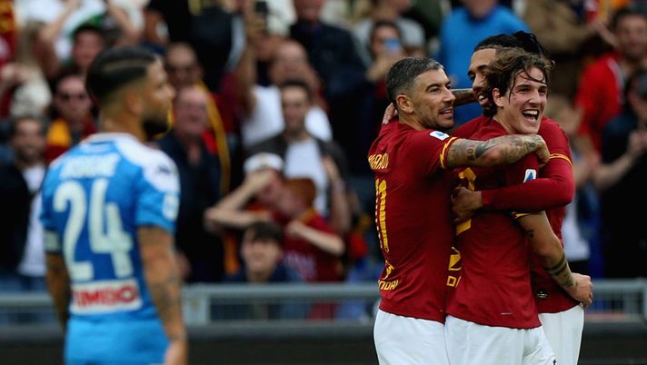 ROME, ITALY - NOVEMBER 02: Nicolo' Zaniolo with his teammates of AS Roma celebrates after scoring the opening goal during the Serie A match between AS Roma and SSC Napoli at Stadio Olimpico on November 2, 2019 in Rome, Italy. (Photo by Paolo Bruno/Getty Images) ROME, ITALY - NOVEMBER 02: Nicolo' Zaniolo with his teammates of AS Roma celebrates after scoring the opening goal during the Serie A match between AS Roma and SSC Napoli at Stadio Olimpico on November 2, 2019 in Rome, Italy. (Photo by Paolo Bruno/Getty Images)