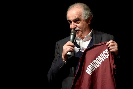 TEATRO NUOVO, TURIN, ITALY - 2017/04/26: Emiliano Mondonico, former coach of Torino FC, speaks on stage during the 'Gran Galà Granata' event to celebrate the 25th anniversary of the Uefa Cup final between Torino FC and Ajax Amsterdam. Ajax won the Cup drawing 2-2 in the first leg and 0-0 in the second leg. It is the only UEFA Cup played by Torino FC. (Photo by Nicolò Campo/LightRocket via Getty Images)