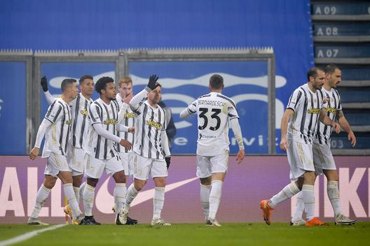 REGGIO NELL'EMILIA, ITALY - JANUARY 20: Cristiano Ronaldo of Juventus celebrates after scoring his team's first goal with team mates during the Italian PS5 Supercup match between Juventus and SSC Napoli at Mapei Stadium - Citta' del Tricolore on January 20, 2021 in Reggio nell'Emilia, Italy. (Photo by Daniele Badolato - Juventus FC/Juventus FC via Getty Images) REGGIO NELL'EMILIA, ITALY - JANUARY 20: Cristiano Ronaldo of Juventus celebrates after scoring his team's first goal with team mates during the Italian PS5 Supercup match between Juventus and SSC Napoli at Mapei Stadium - Citta' del Tricolore on January 20, 2021 in Reggio nell'Emilia, Italy. (Photo by Daniele Badolato - Juventus FC/Juventus FC via Getty Images)