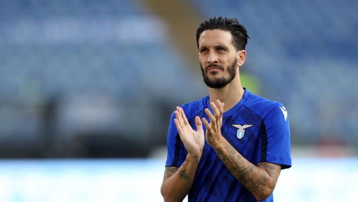 ROME, ITALY - SEPTEMBER 19: Luis Alberto of SS Lazio applauds fans after prior to the Serie A match between SS Lazio and Cagliari Calcio at Stadio Olimpico on September 19, 2021 in Rome, Italy. (Photo by Paolo Bruno/Getty Images) Lazio, tornano a disposizione Luiz Felipe e Luis Alberto: cosa filtra sulla formazione - immagine 1