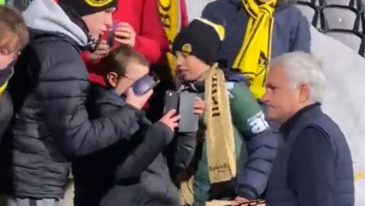 VIDEO/ Bodo Glimt-Roma, Mourinho concede foto ai tifosi di casa prima del match - immagine 1