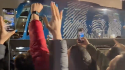 VIDEO Napoli, l’arrivo del pullman a Udine: cori e bandiere, l’accoglienza dei tifosi