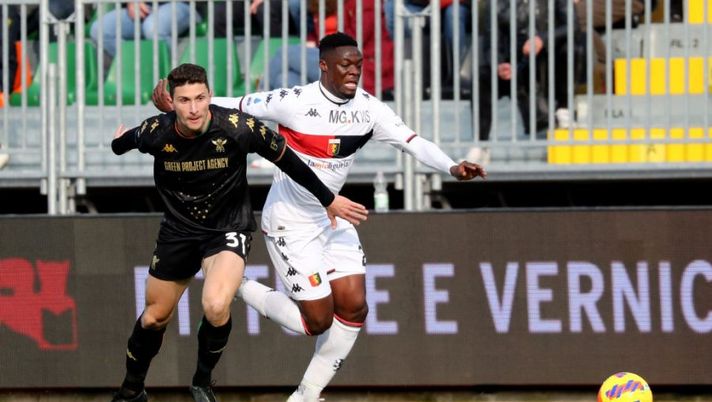 VENICE, ITALY - FEBRUARY 20: Mattia Caldara of Venezia competes for the ball with Caleb Ekuban of Genoa during the Serie A match between Venezia FC and Genoa CFC at Stadio Pier Luigi Penzo on February 20, 2022 in Venice, Italy. (Photo by Maurizio Lagana/Getty Images) Secolo XIX: “Due recuperi per il Genoa, Ekuban torna a correre e novità su Piccoli” - immagine 1
