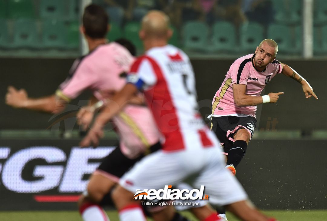  PALERMO, ITALY - AUGUST 05:  Ilija Nestorovski of Palermo kicks the ball during the TIM Cup match between US Citta' di Palermo and Vicenza Calcio at Stadio Renzo Barbera on August 5, 2018 in Palermo, Italy.  (Photo by Tullio M. Puglia/Getty Images) 